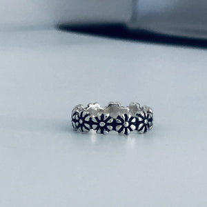 Daisy Ring - Sterling Silver Stacking Ring